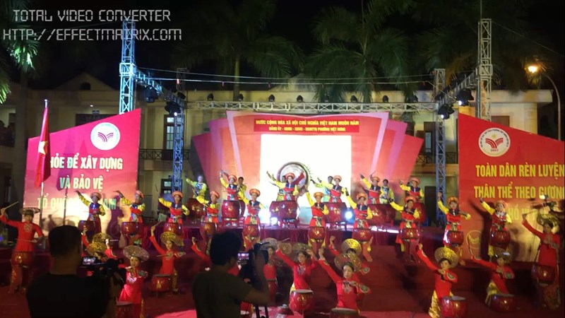 Đội văn nghệ trường MN Hoa Thủy Tiên góp công sức nhỏ cho sự thành công của đại hội thể thao lần thứ IV của phường Việt Hưng với tiết mục trống hội